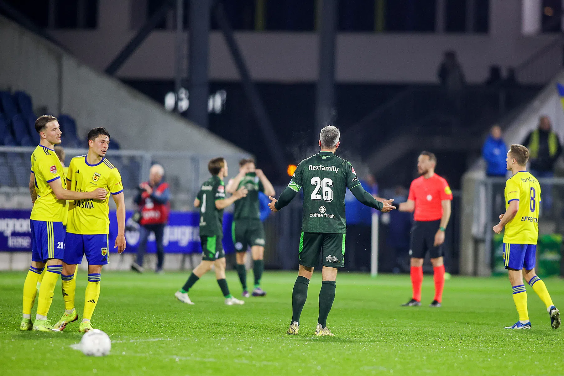 Seuntjens snapt niets van arbitrage: 'Hele stadion vond het een overtreding...'