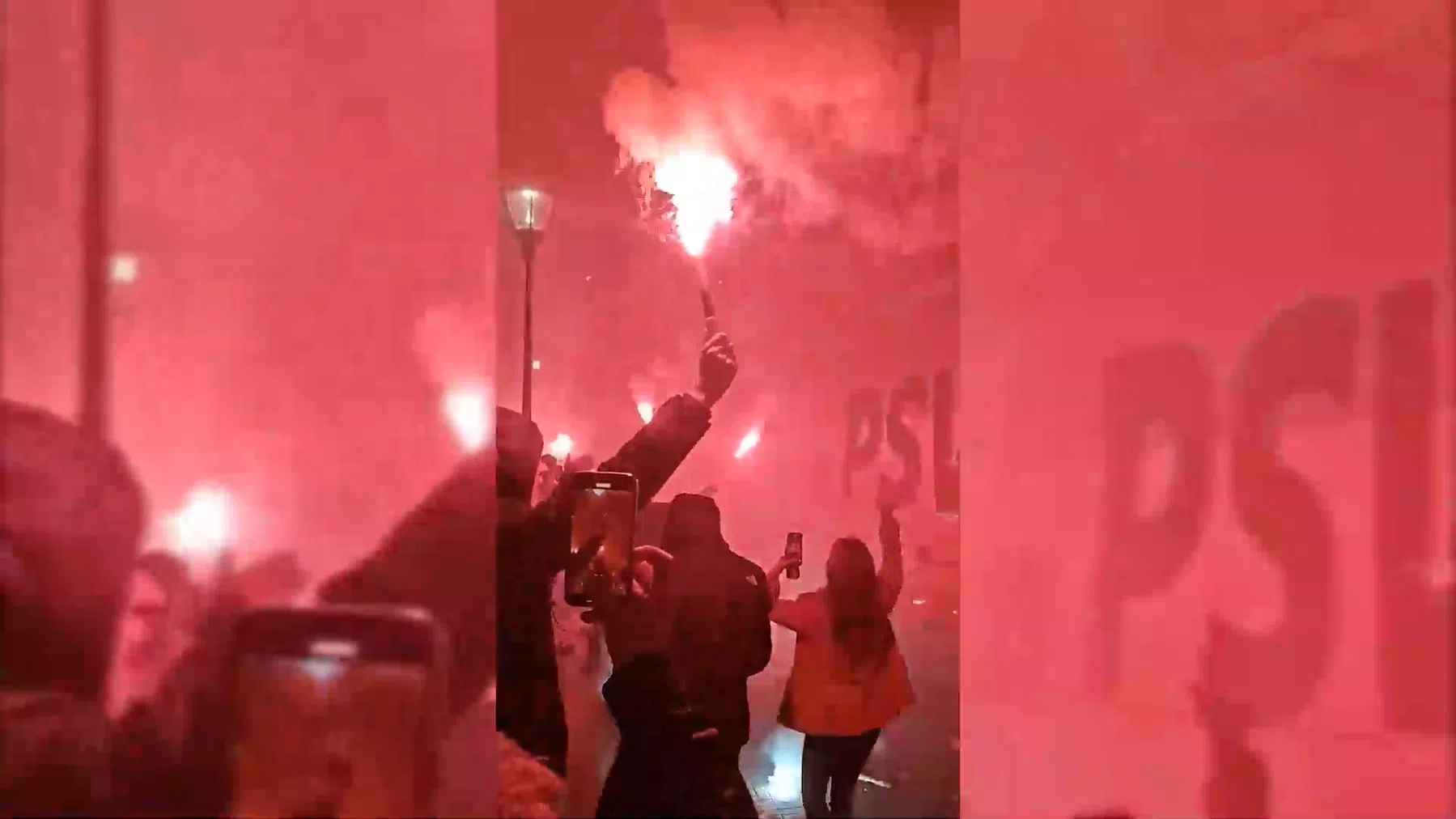 PSV-supporters geven spelersbus spetterend onthaal