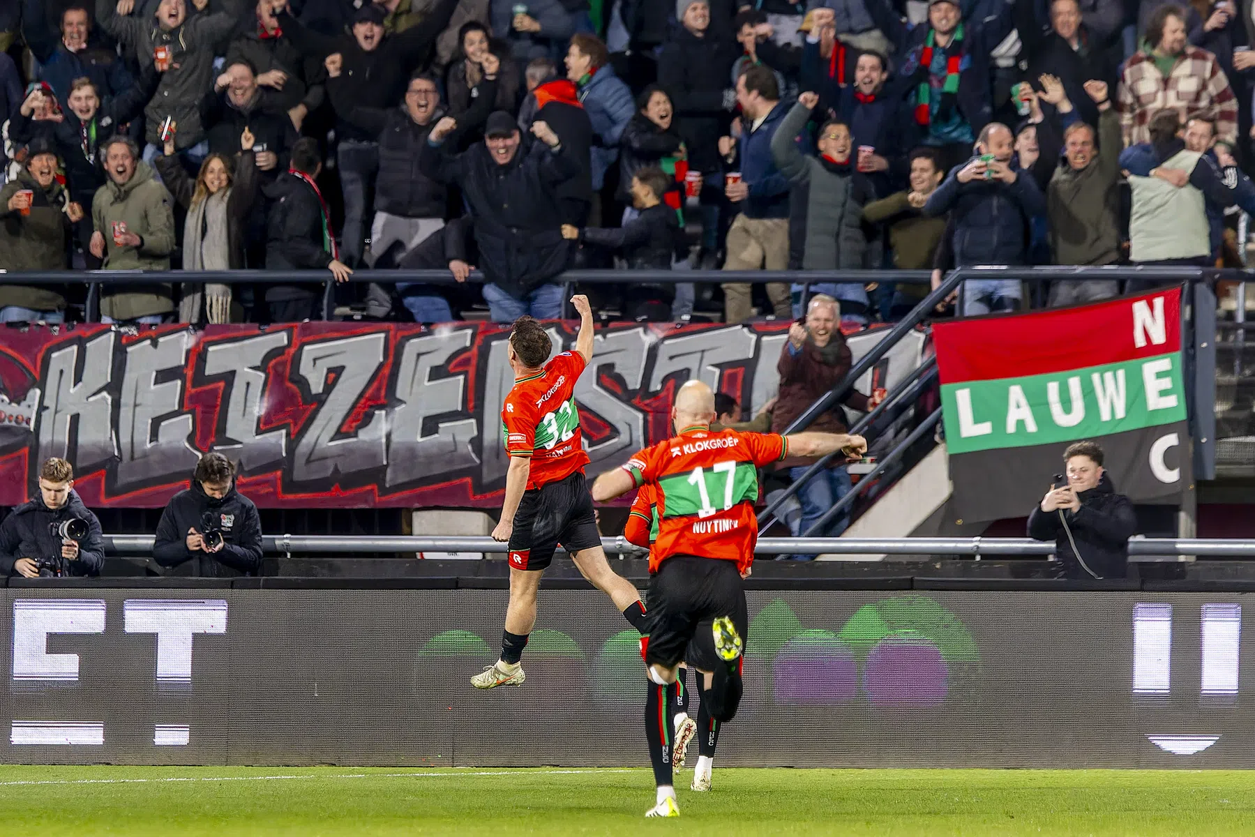 AZ laat in spektakelstuk tegen NEC opnieuw punten liggen