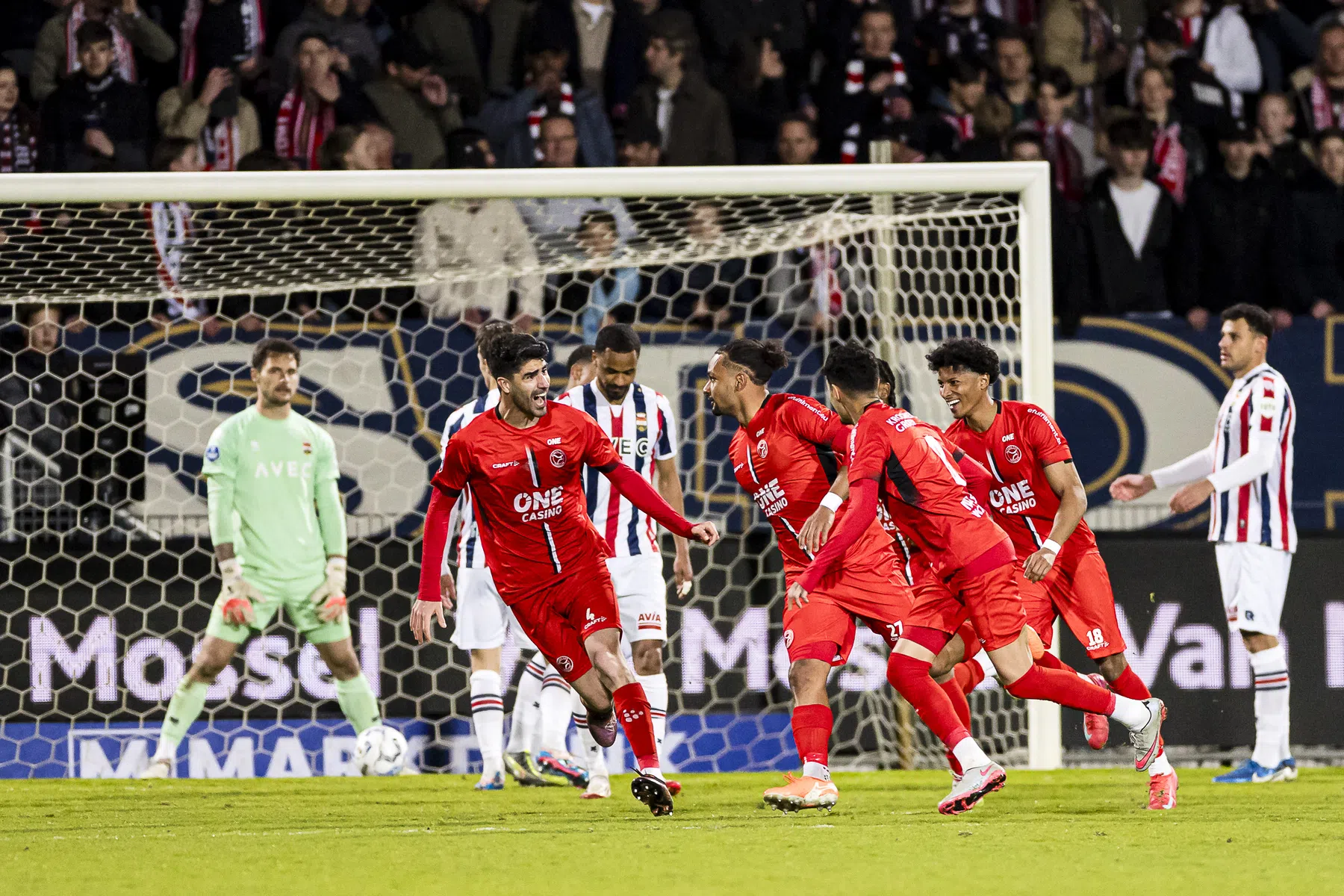 Almere grijpt strohalm op dramatische avond voor Willem II