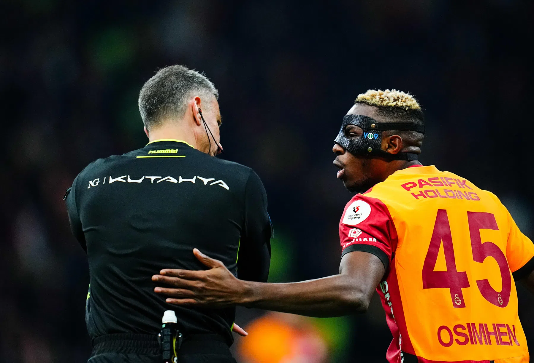 Besiktas beëindigt ongeslagen status Galatasaray en schiet rivaal te hulp