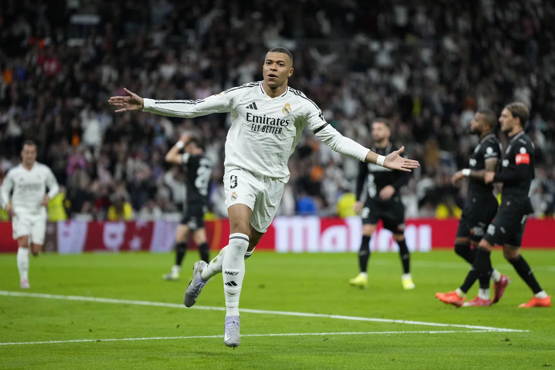 Magnifieke Mbappé redt Real Madrid op zware avond