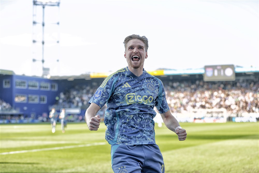 Fit Ajax piekt in laatste kwartier 