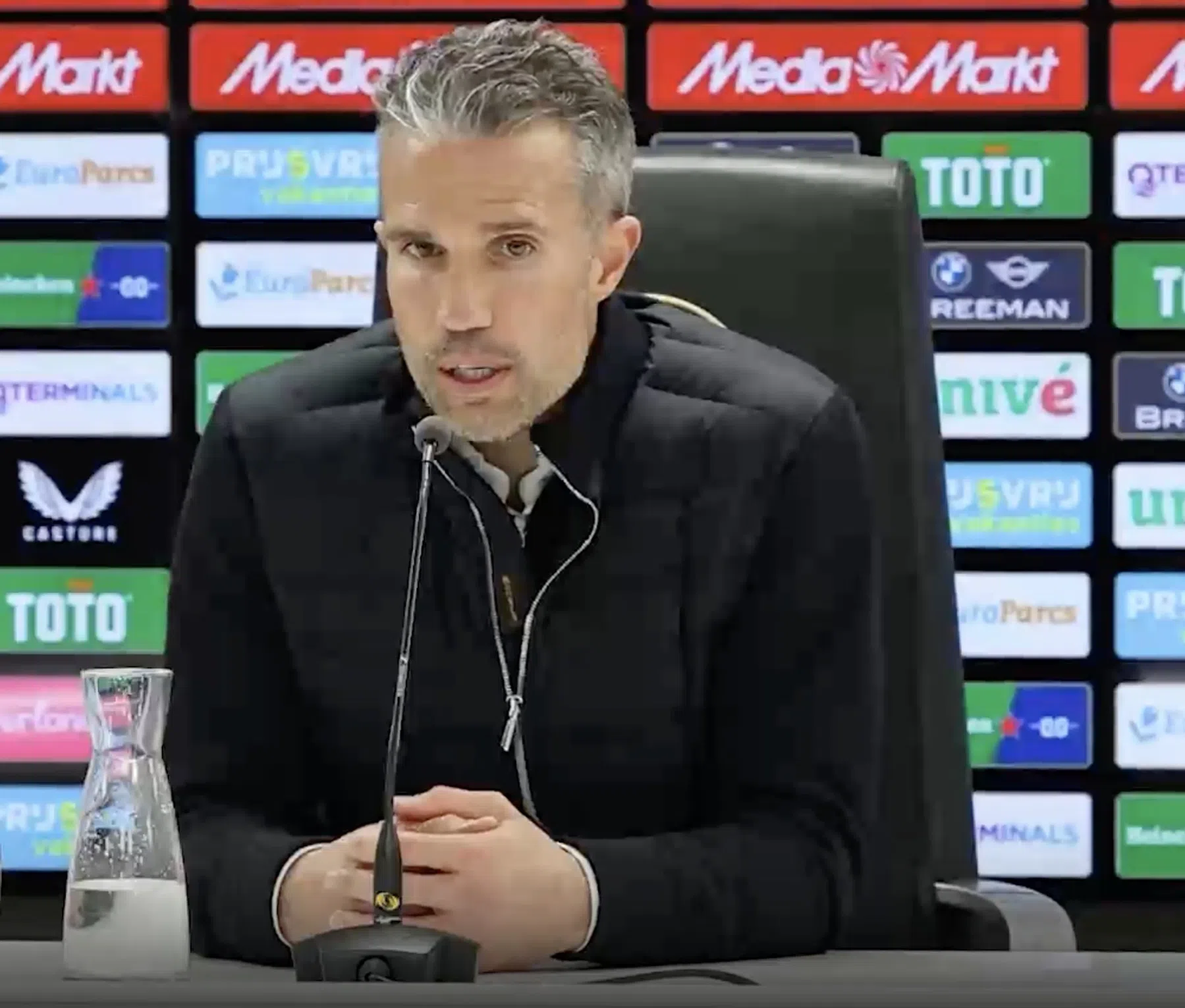 Van Persie ondanks verlies PSV nog niet bezig met tweede plek