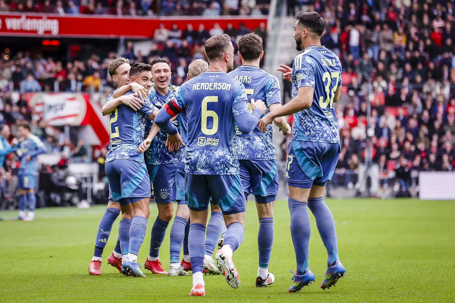 Ajax deelt mokerslag uit aan PSV en neemt voorschot op titel