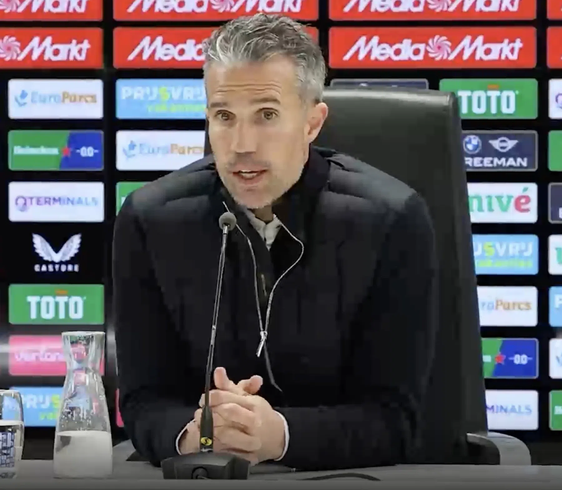 Van Persie onder de indruk van Feyenoorder: 'Hij spot met alle wetten'