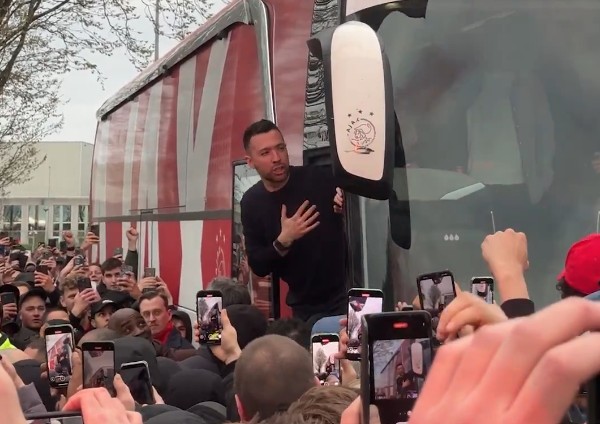 Spelersbus Ajax met vuurwerk onthaald, Farioli spreekt supporters toe