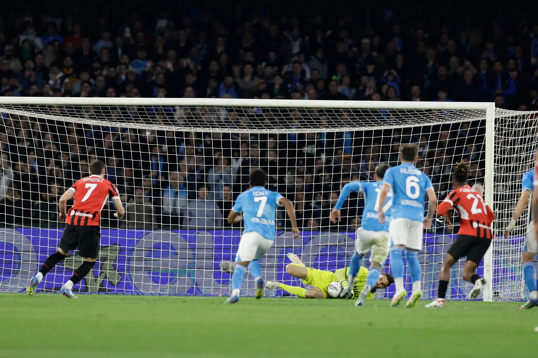 Invaller Gimenez mist penalty bij verlies Milan in Napels