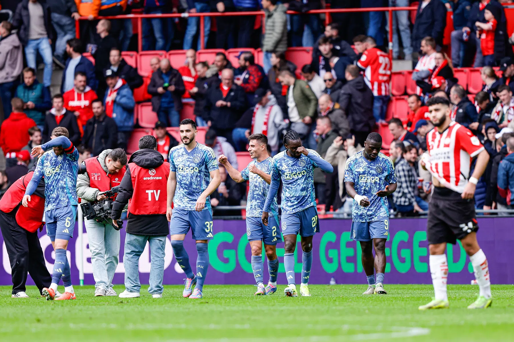 Sneijder snapt niets van PSV: 'Er is iets gigantisch aan de hand binnen de selectie'