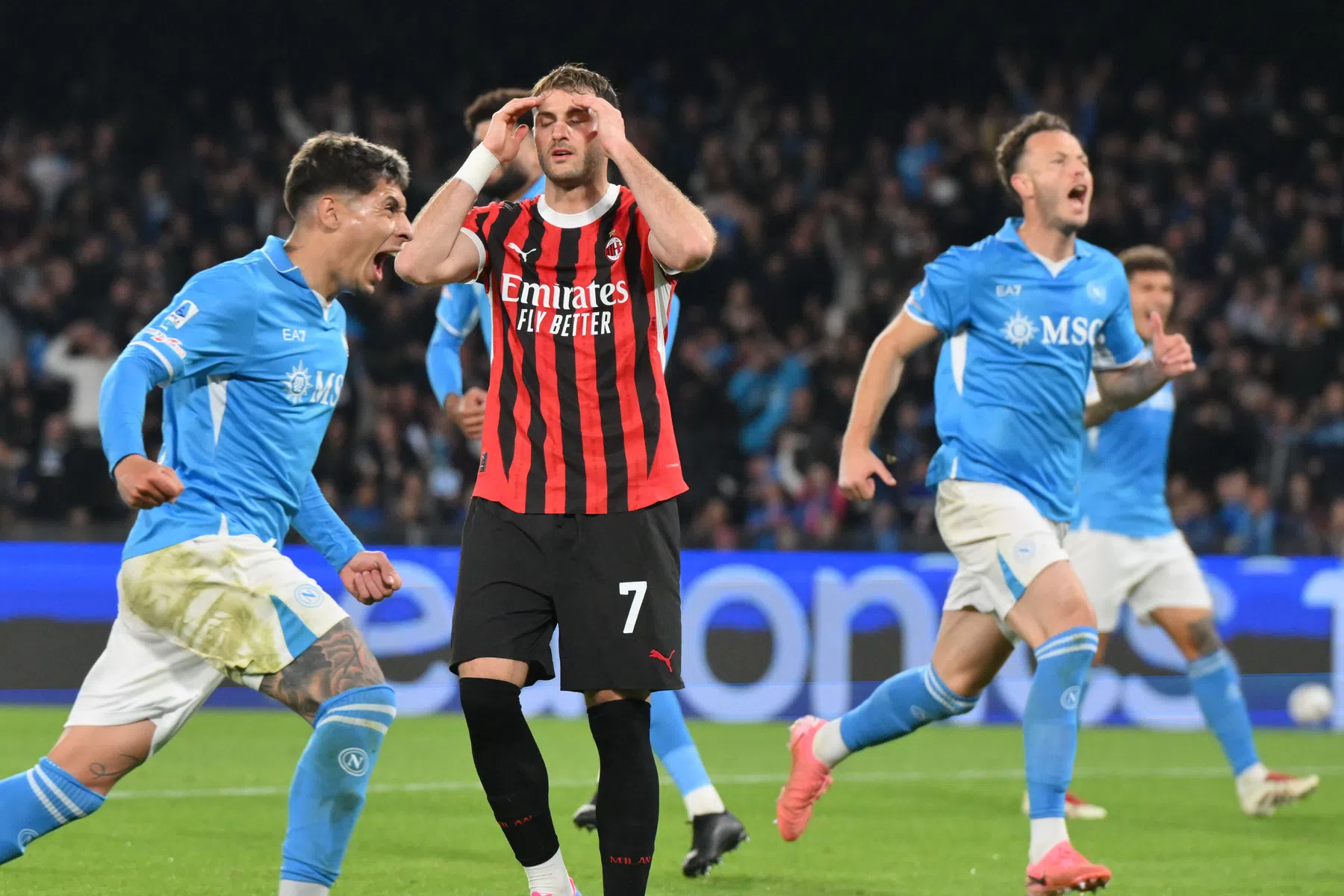 Gimenez deelt in penalty-malaise AC Milan: 'Pulisic wilde hem vertrouwen geven'