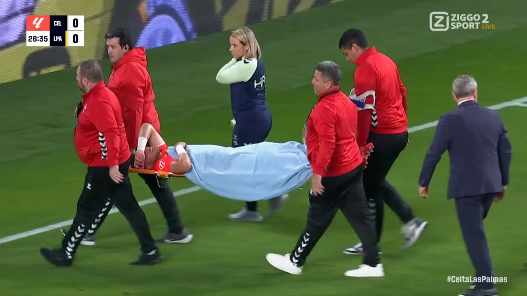 Cillessen per brancard van het veld na keiharde botsing met Borja Iglesias