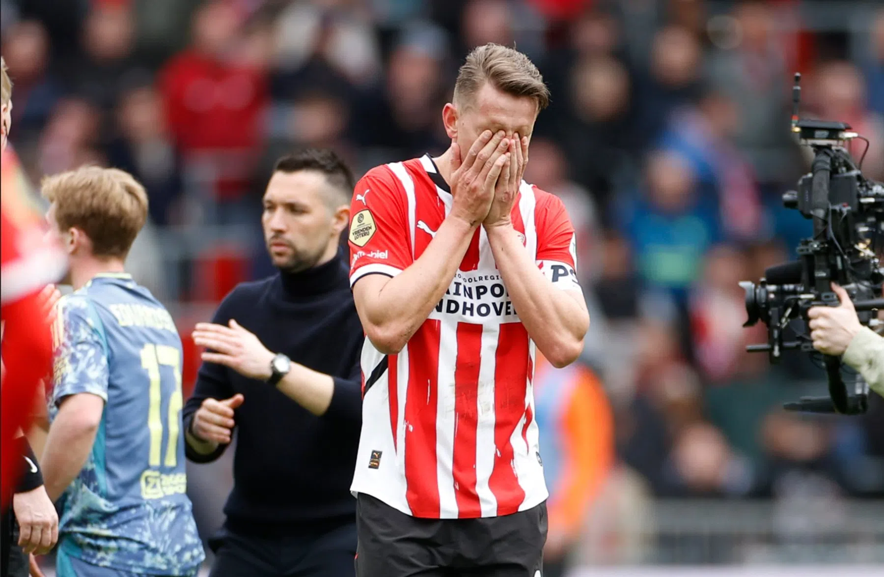 PSV staat met lege handen: een jaar vol onrust