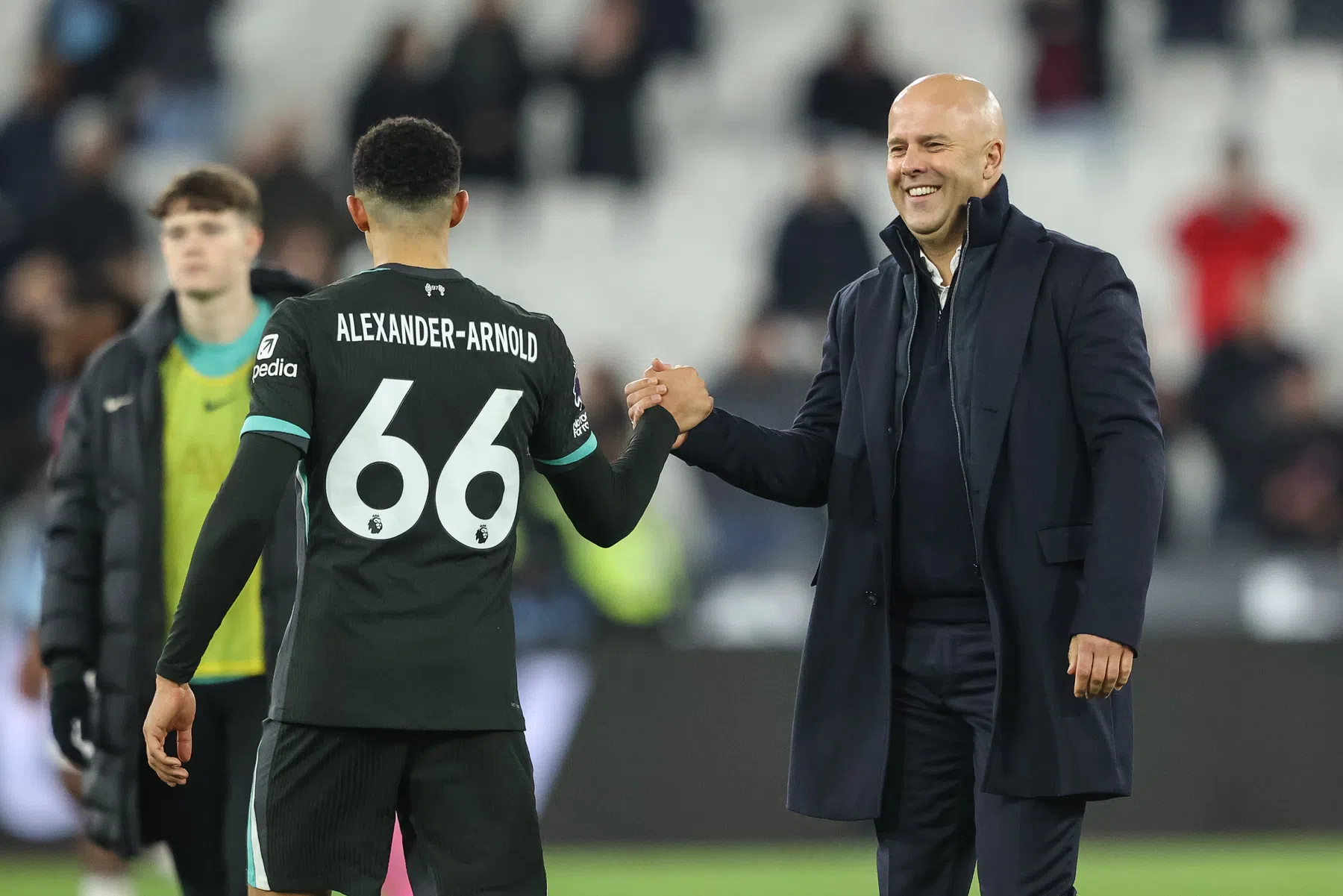 Slot ontwijkt Real-geruchten Alexander-Arnold: 'Helaas is hij geblesseerd'