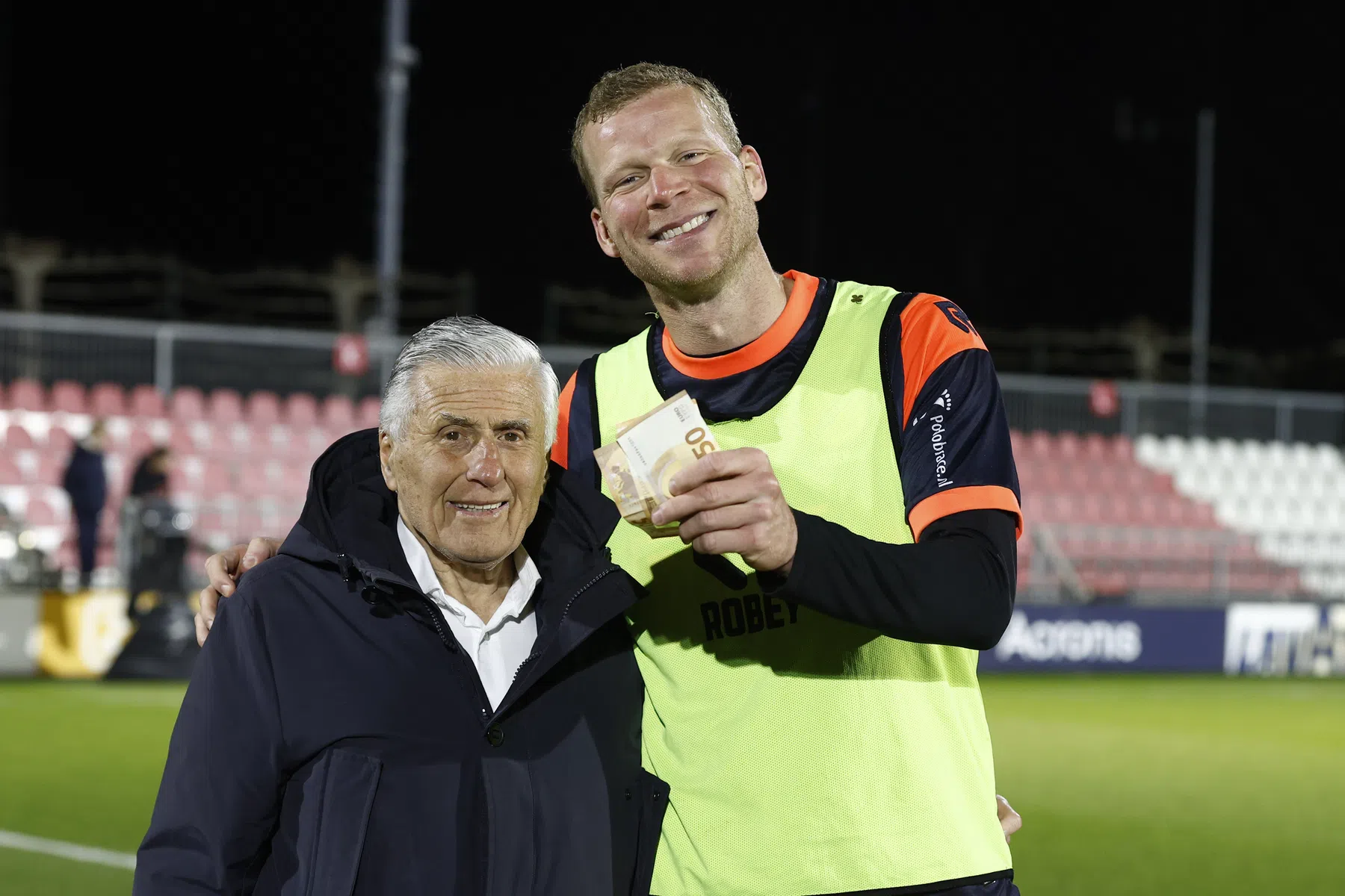 Hilarisch: Mister Ajax levert grasmatdonatie af aan Henk Veerman