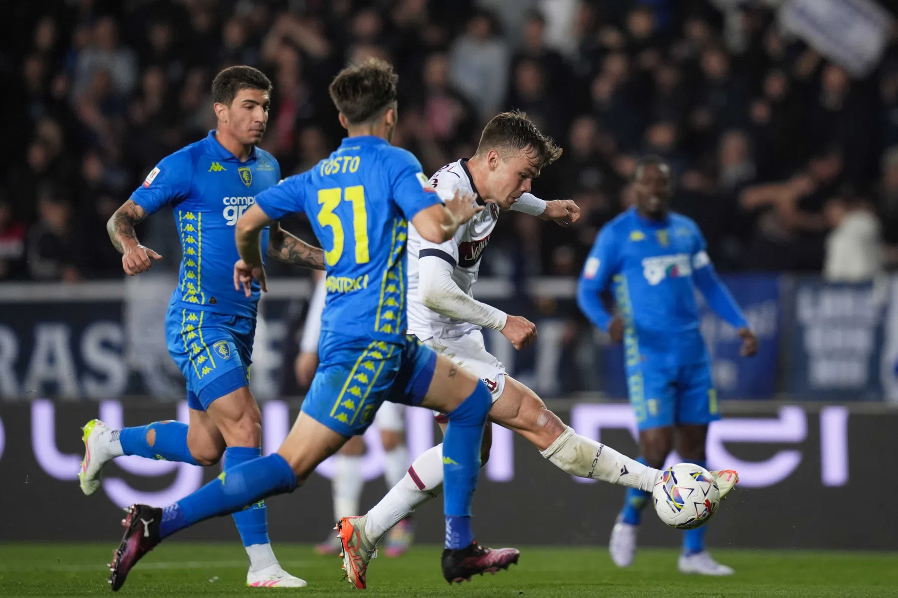 Dallinga laat Bologna met twee goals dromen van historische bekerfinale