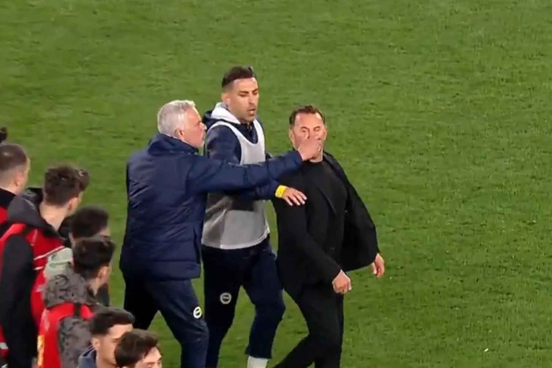 Mourinho knijpt trainer van Galatasaray in de neus