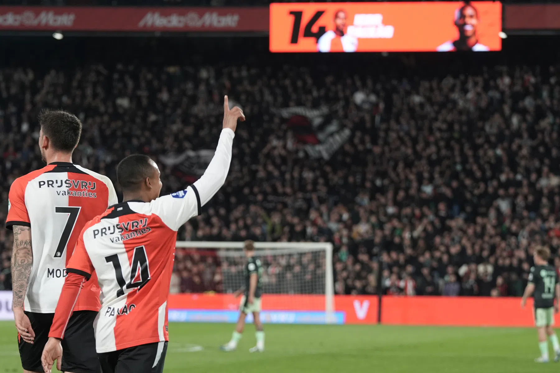 Feyenoord grijpt 'gouden' derde plek en zet achtervolging op PSV in