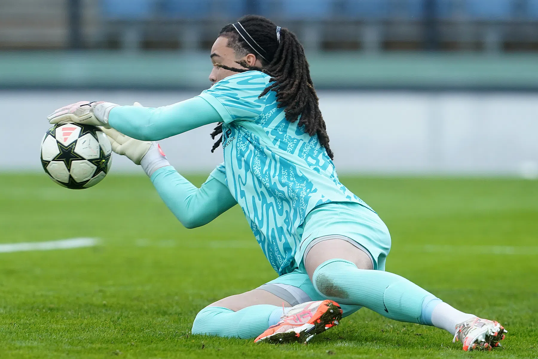 Penaltykiller AZ keert zeer opmerkelijke strafschop in Youth League
