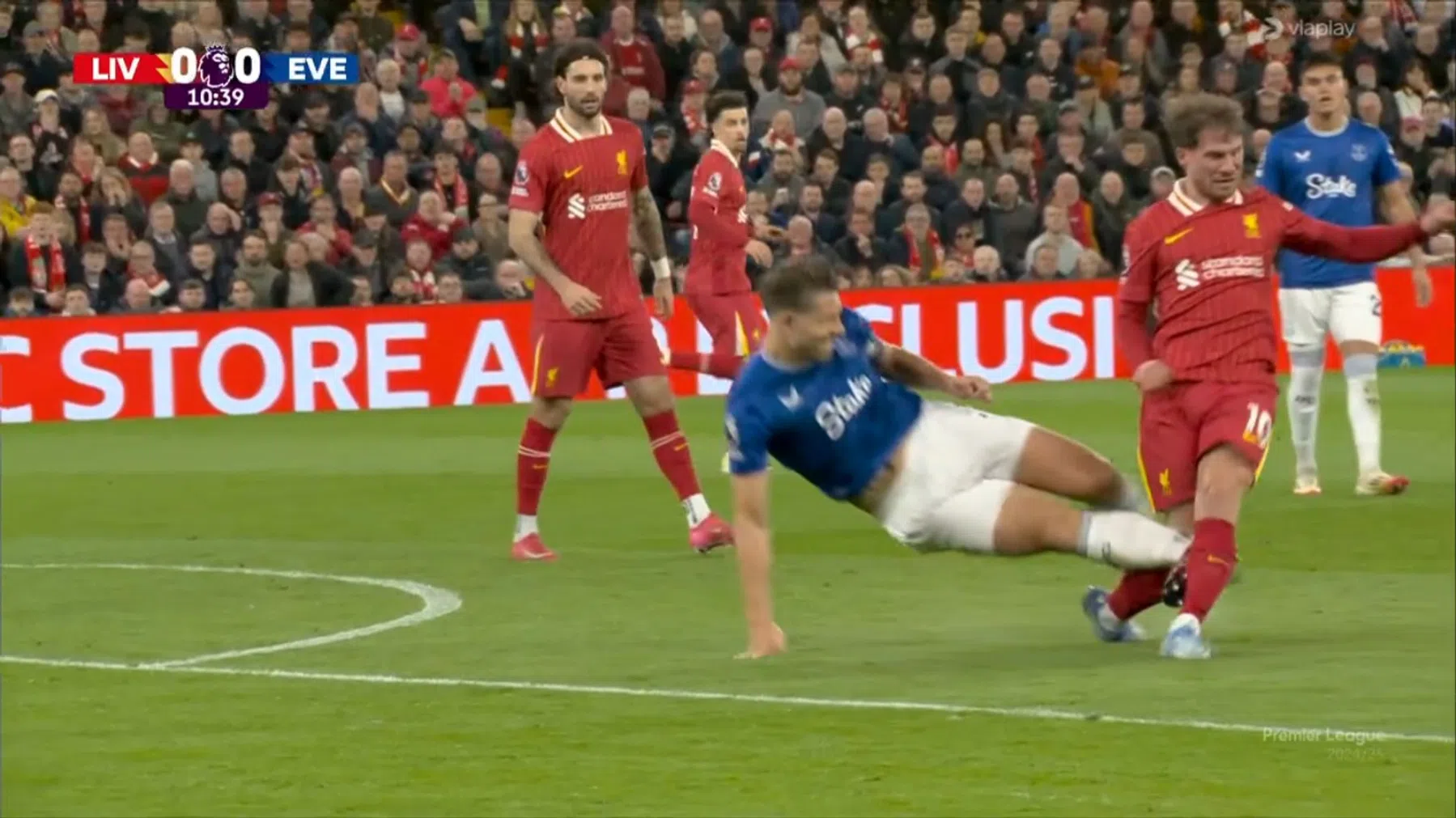 Snoeiharde tackle en gele kaart discussiepunt bij Liverpool - Everton