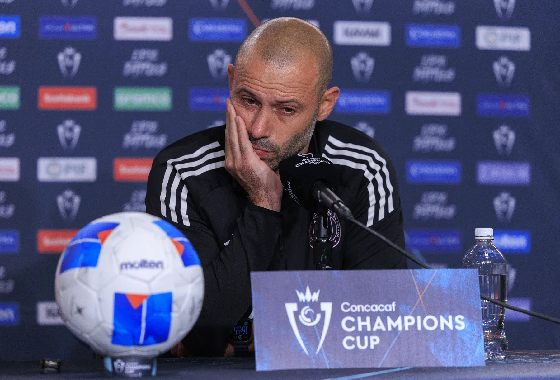 Ziedende Mascherano: 'Ook in China of op de maan is dit rood'