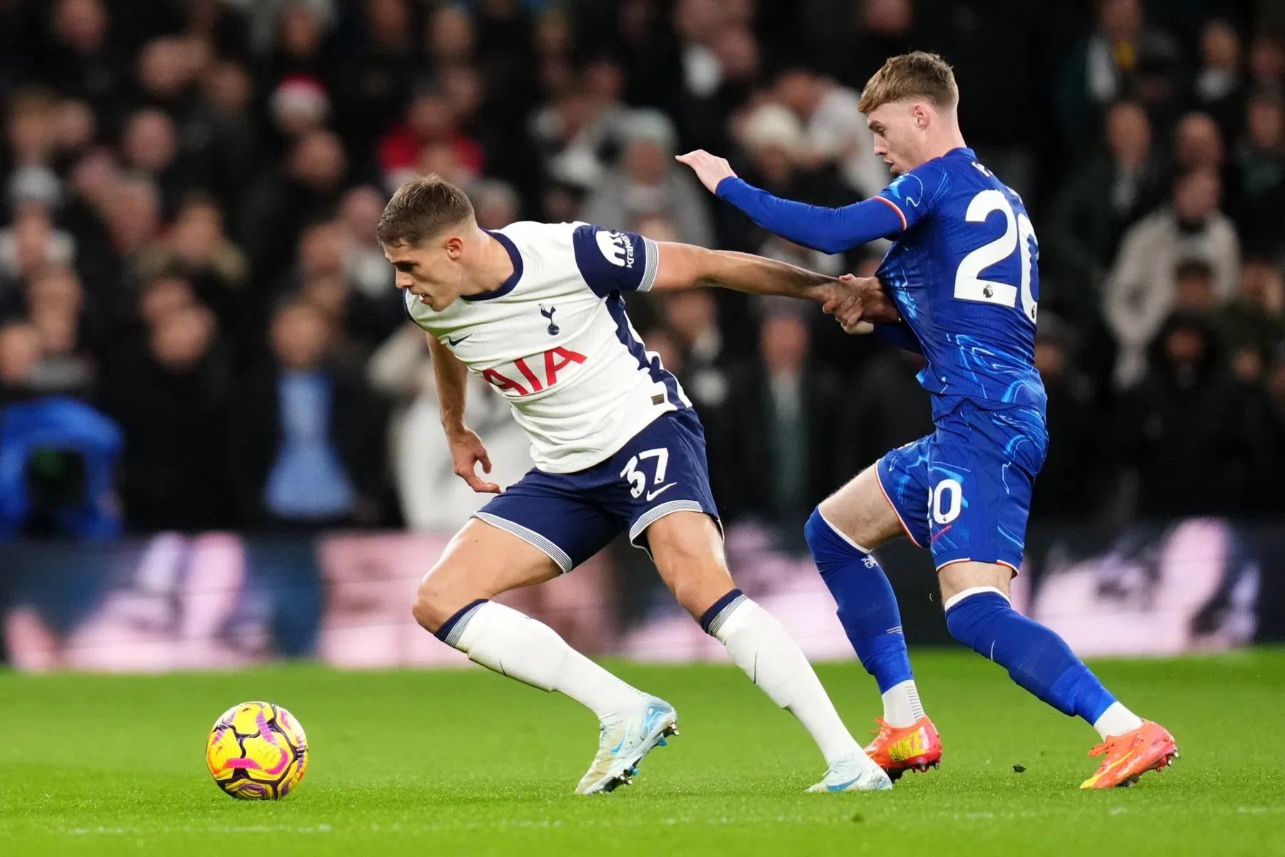 Palmer leidt Chelsea weer eens naar zege na gek moment Van de Ven