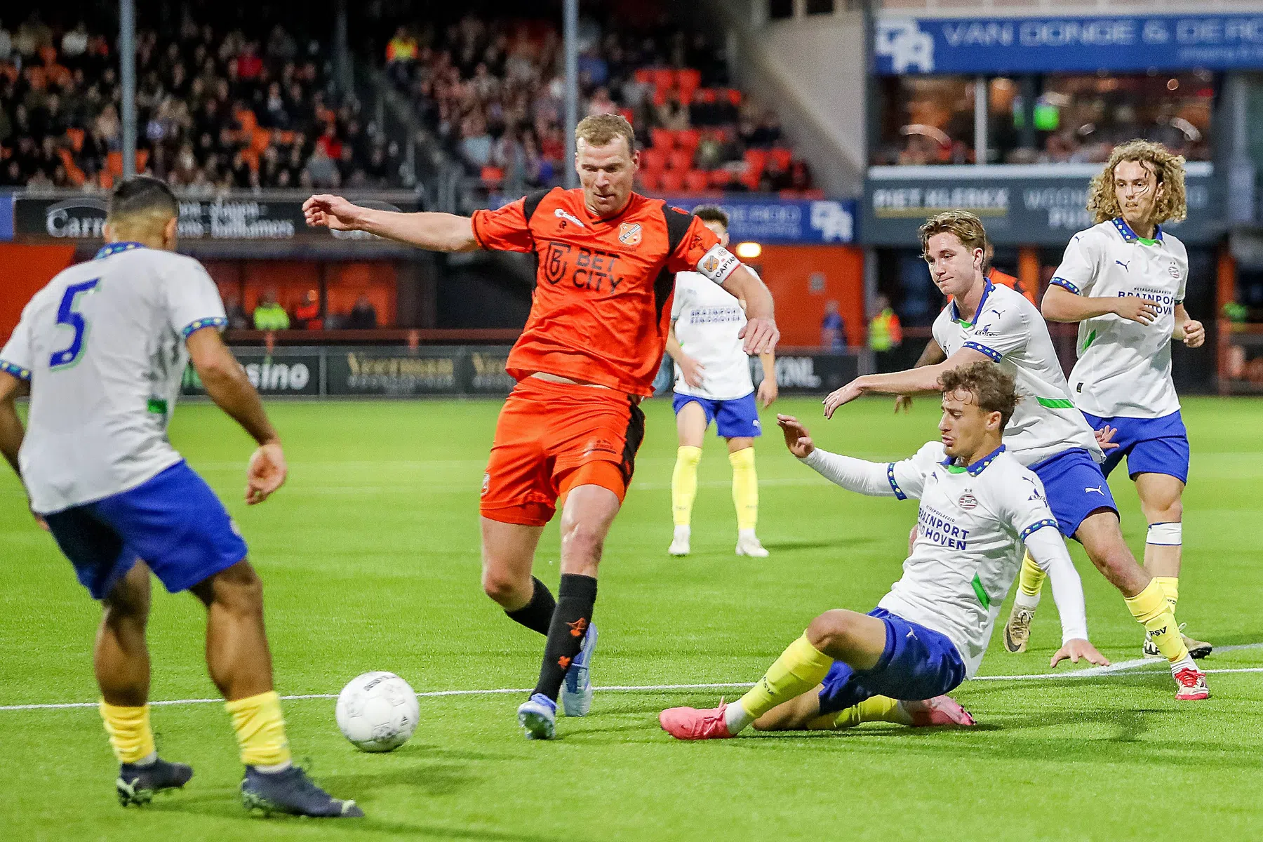 Volendam bijna zeker van Eredivisie, Van Duinen redt Excelsior