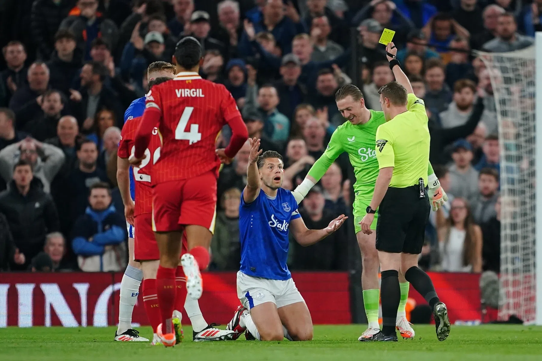Everton komt met statement na bedreigingen aan adres Tarkowski