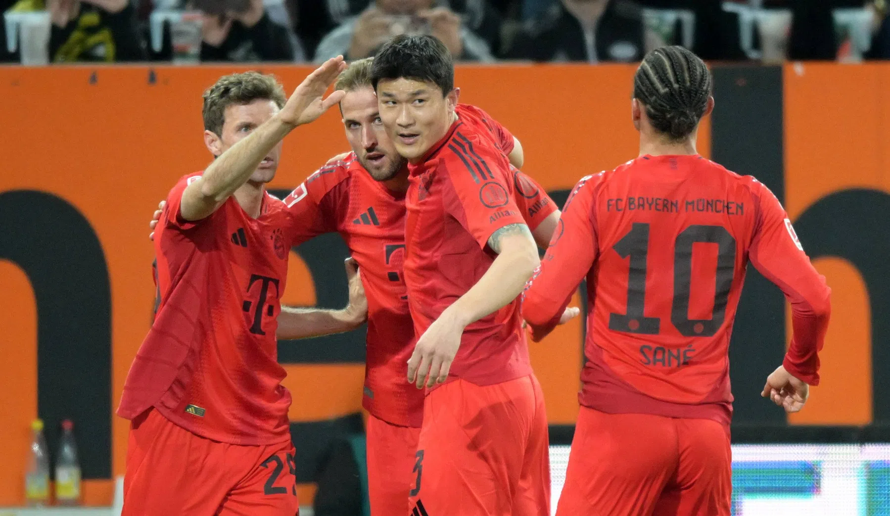 Bayern krijgt Augsburg op de knieën ondanks assist Gouweleeuw