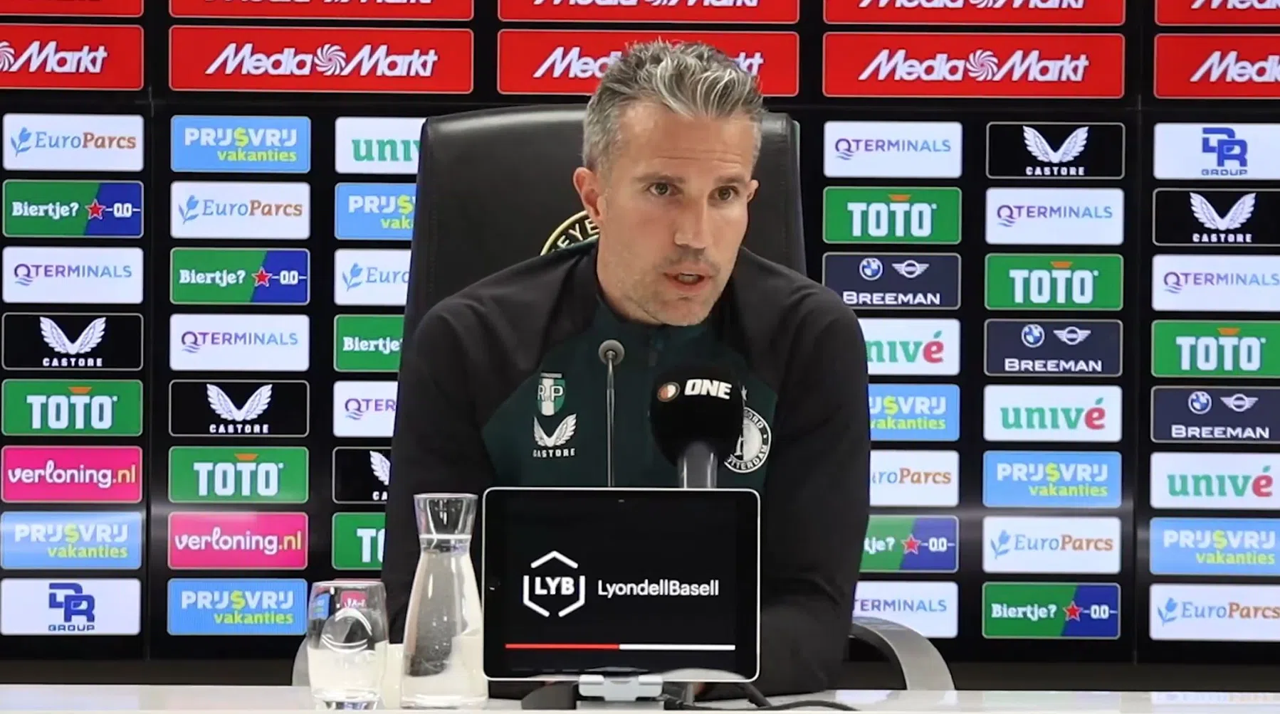 Van Persie wil geen psychologische oorlogsvoering met PSV: 'Zou raar zijn'