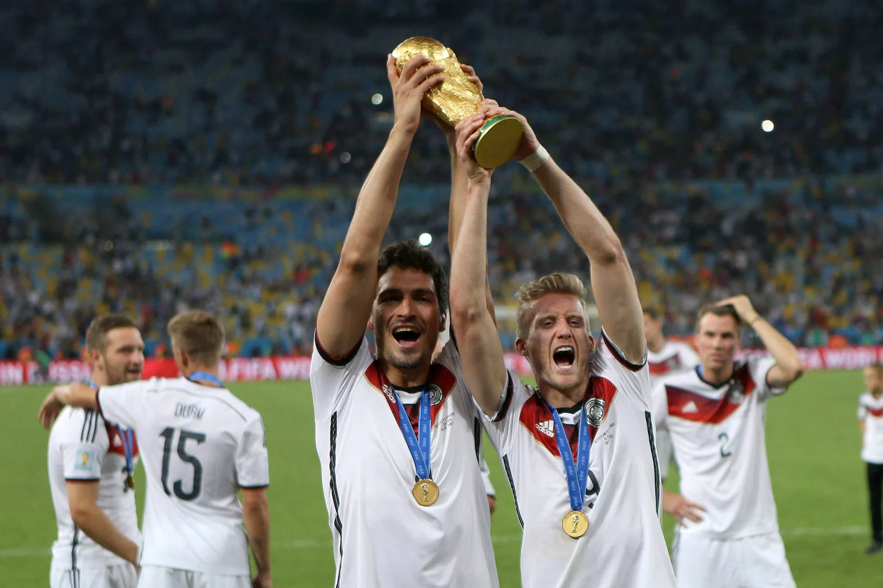 Van Dijk, Müller en Dybala: voetbaliconen eren afzwaaiende Hummels