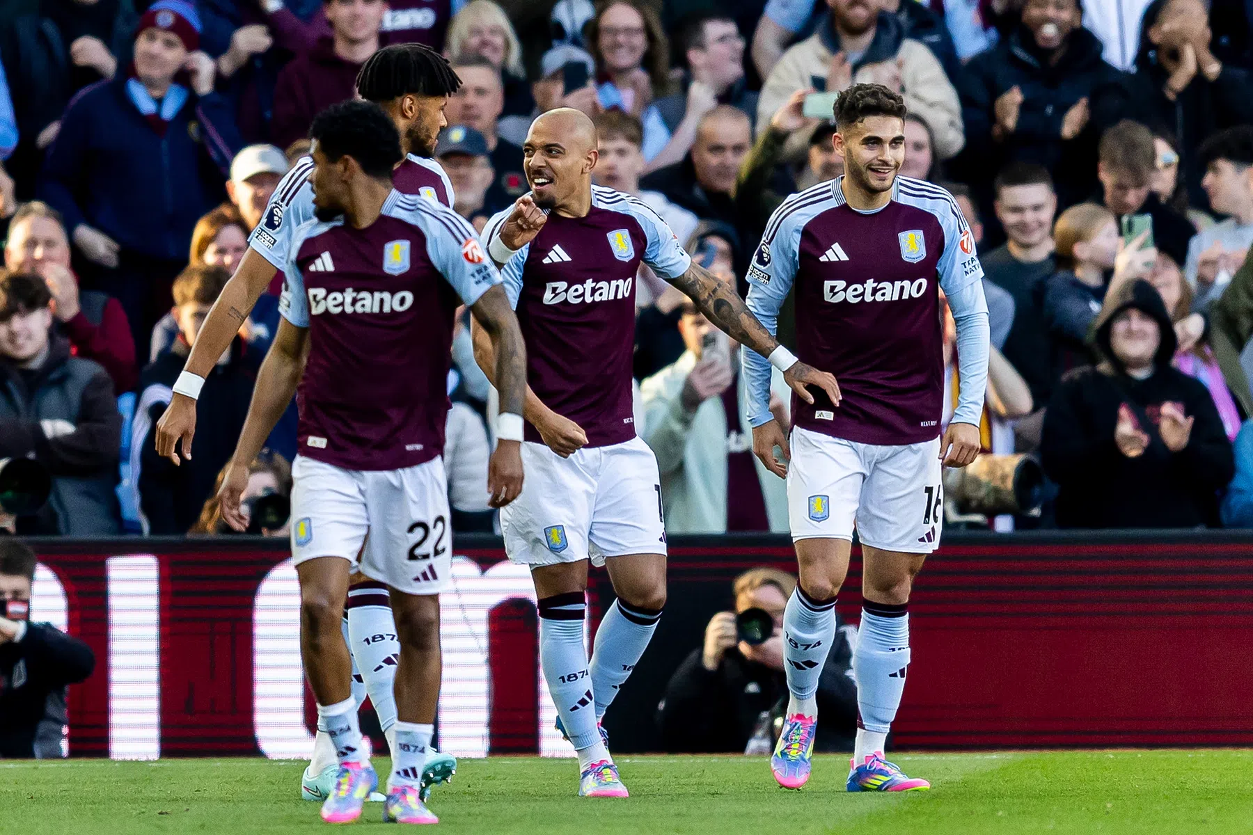 Aston Villa doet goede zaken om plek vijf dankzij combinatie Maatsen-Malen