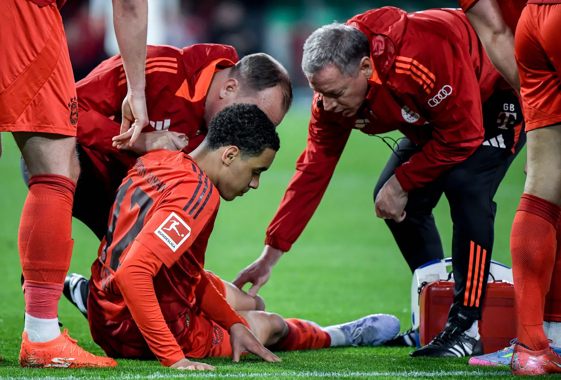 Grote klap Bayern: Musiala mist ontknoping Bundesliga en CL door blessure