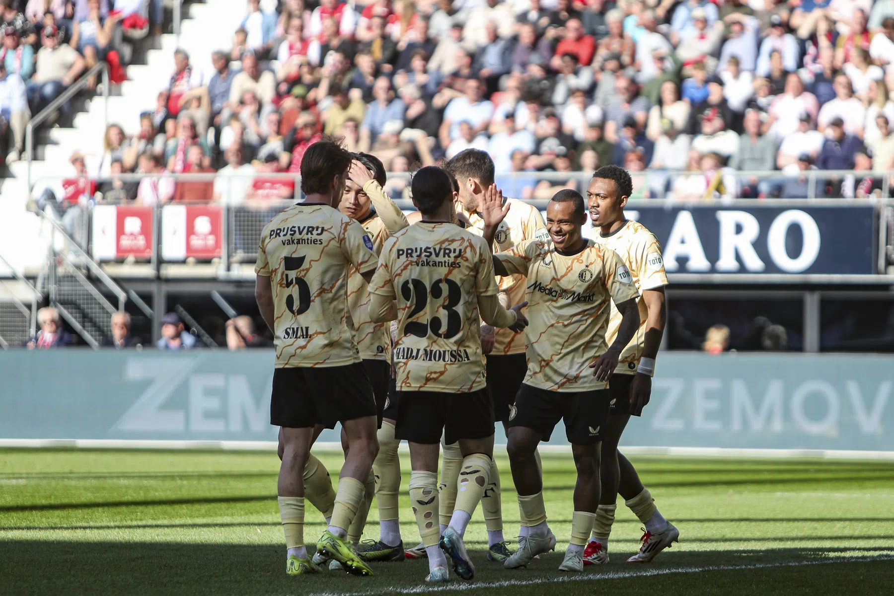 Feyenoord voert druk op PSV verder op met nipte zege in Alkmaar