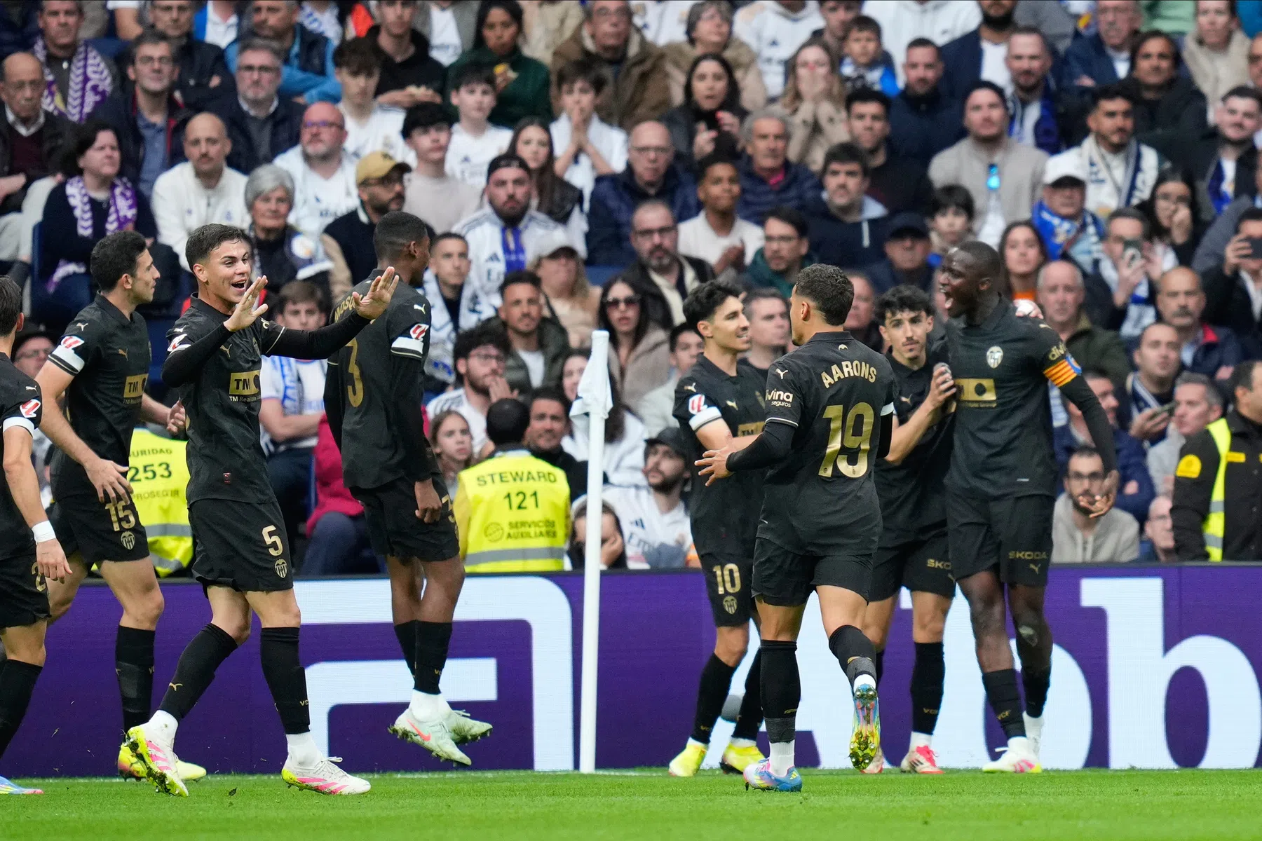 Real Madrid verslikt zich in Valencia en loopt enorme deuk op in Spaanse titelrace