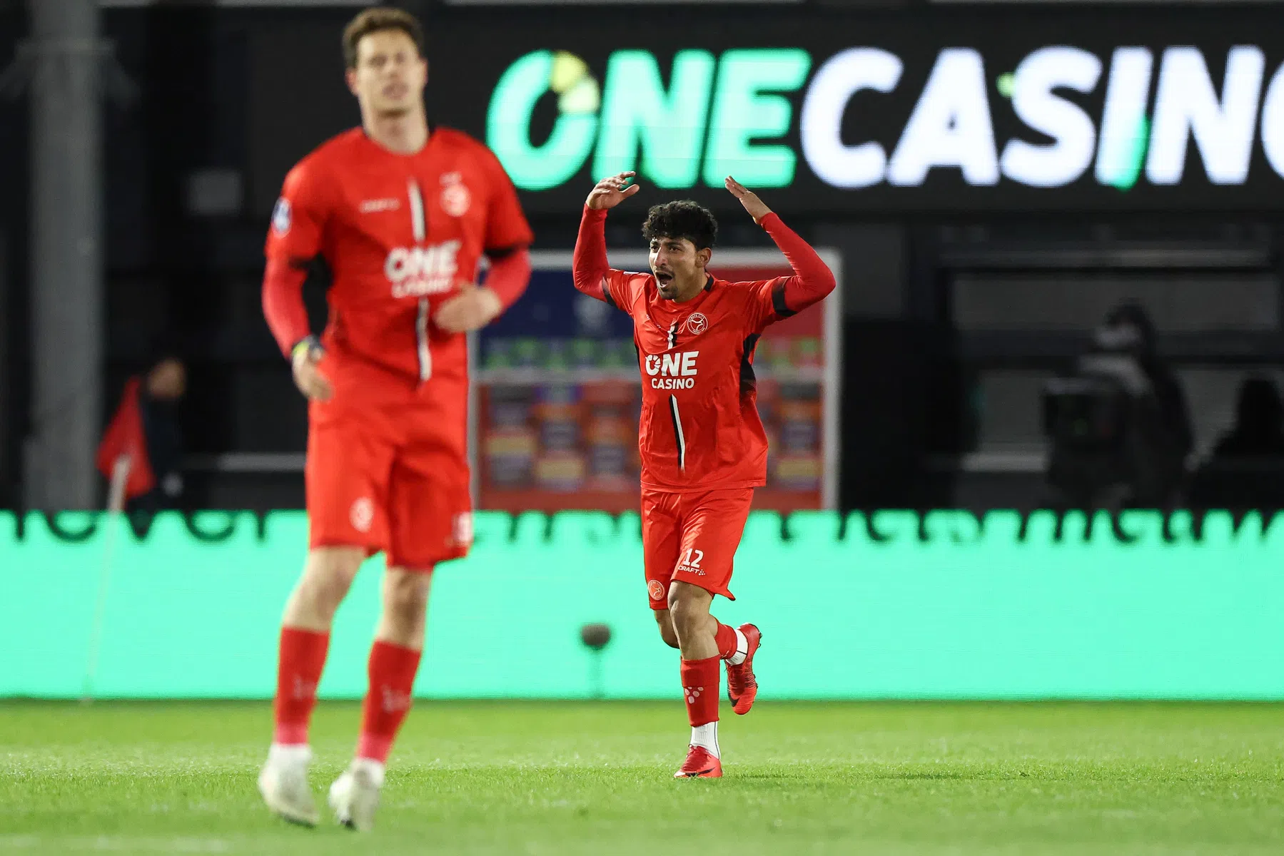 Almere komt uiterst effectief PEC te boven en verlaat de laatste plek weer