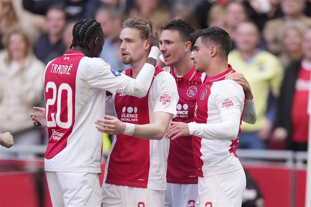 Kenneth Taylor is Ajax kampioen aan het maken