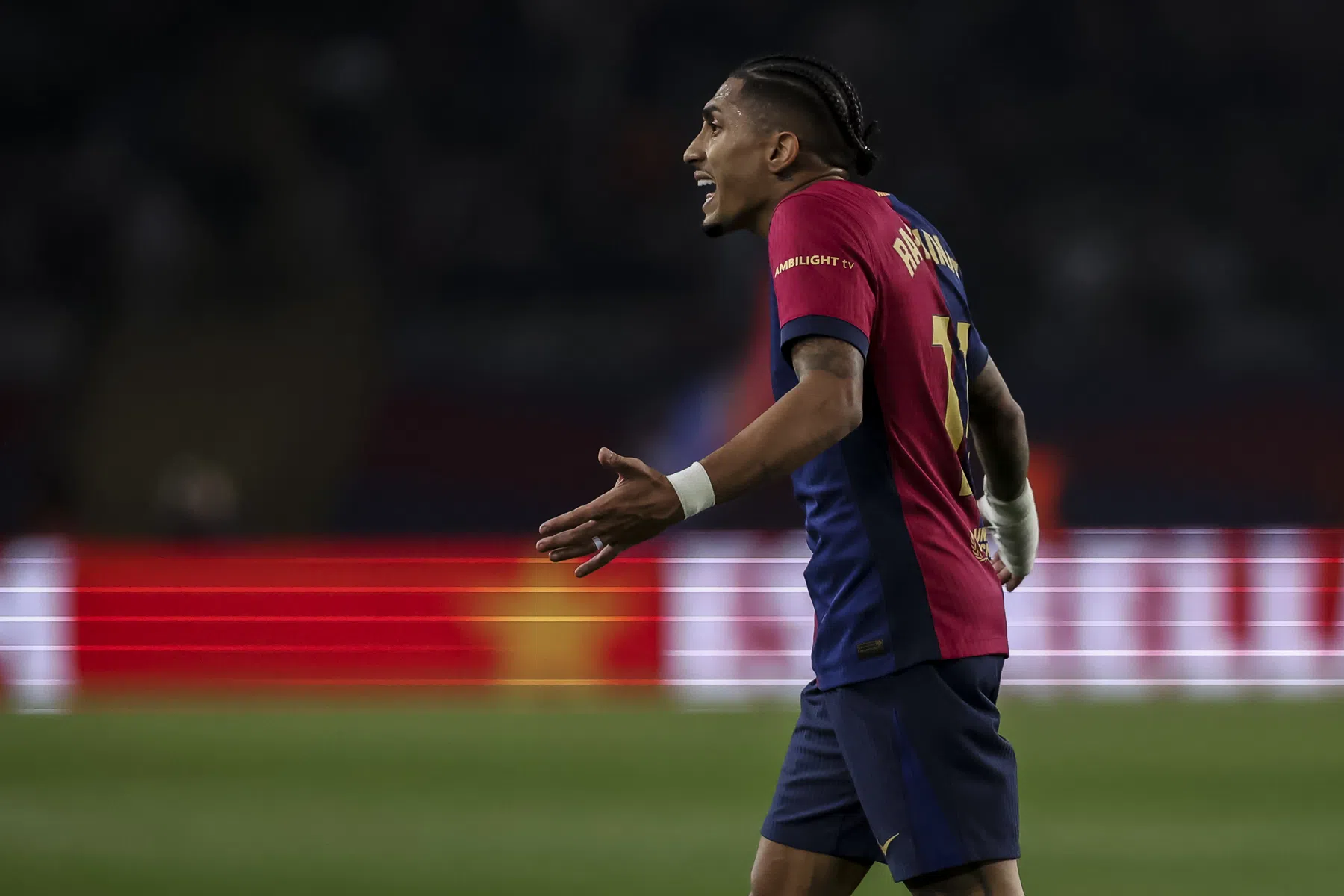 Razende Raphinha gaat tekeer richting arbiter en duwt ploeggenoten weg