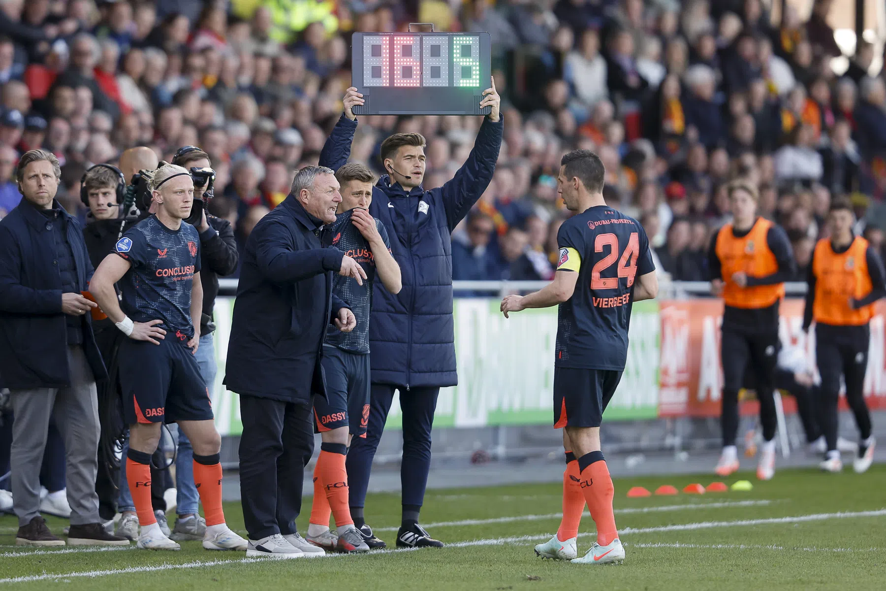 Jans legt dubbele wissel voor rust uit: 'Daar moet hij dan ook maar mee omgaan'