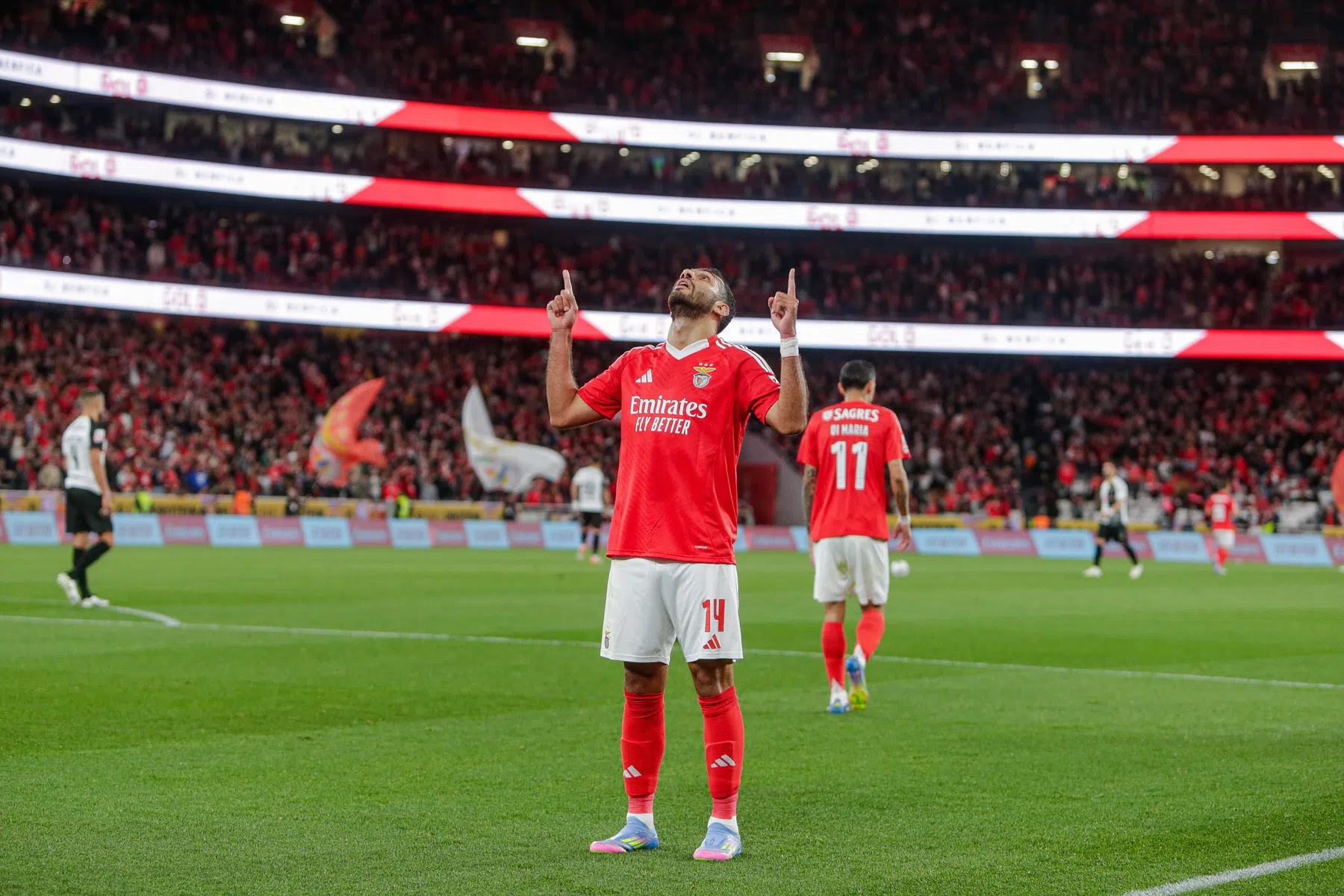 Pavlidis schittert met hattrick voor Benfica in topper tegen FC Porto