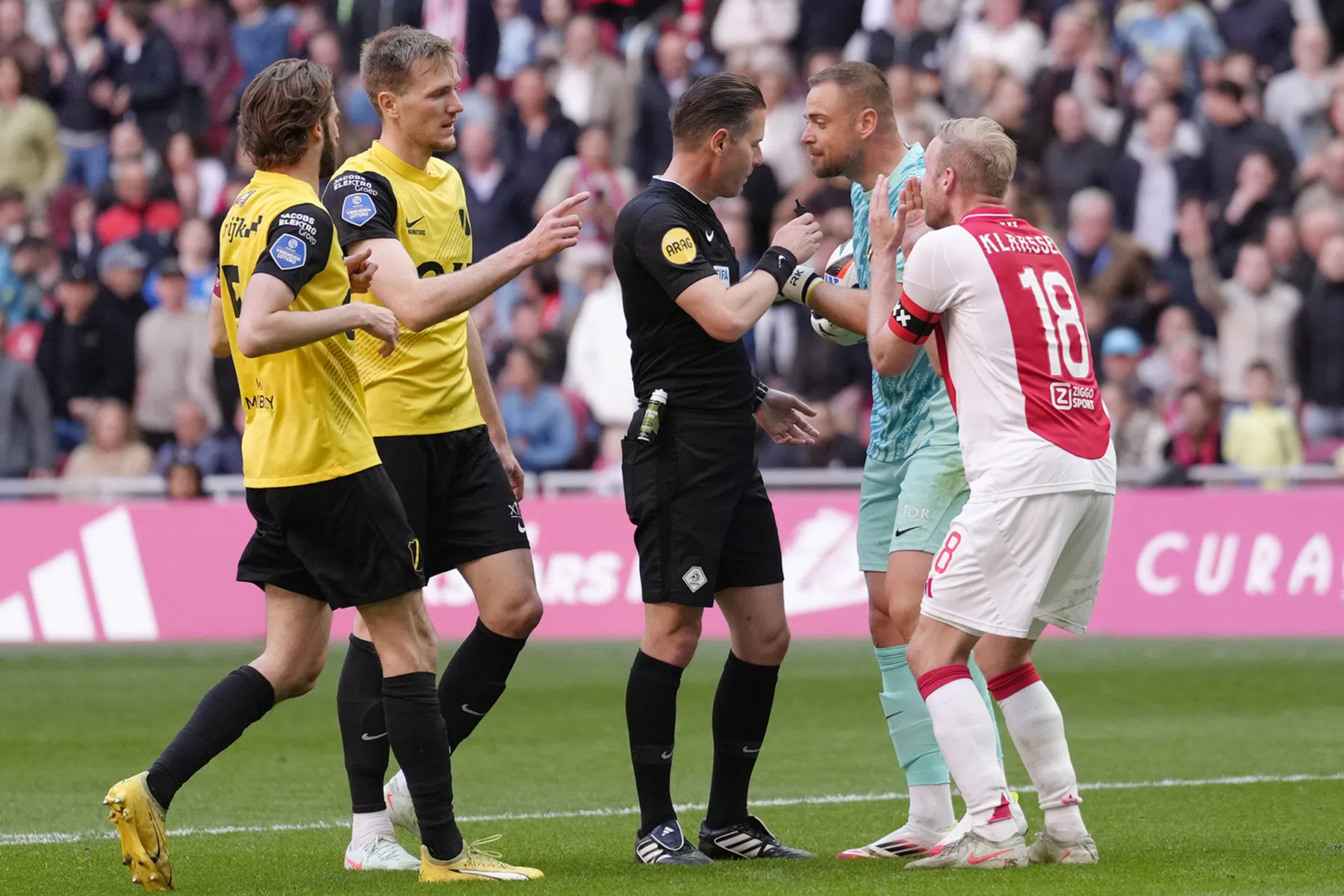 Grote ergernis bij Perez in duel tussen Ajax en NAC: 'Daar word je toch ziek van?'