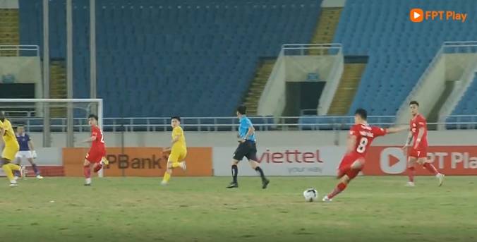 Ongelofelijke goal in Vietnam: speler scoort vanuit de middencirkel