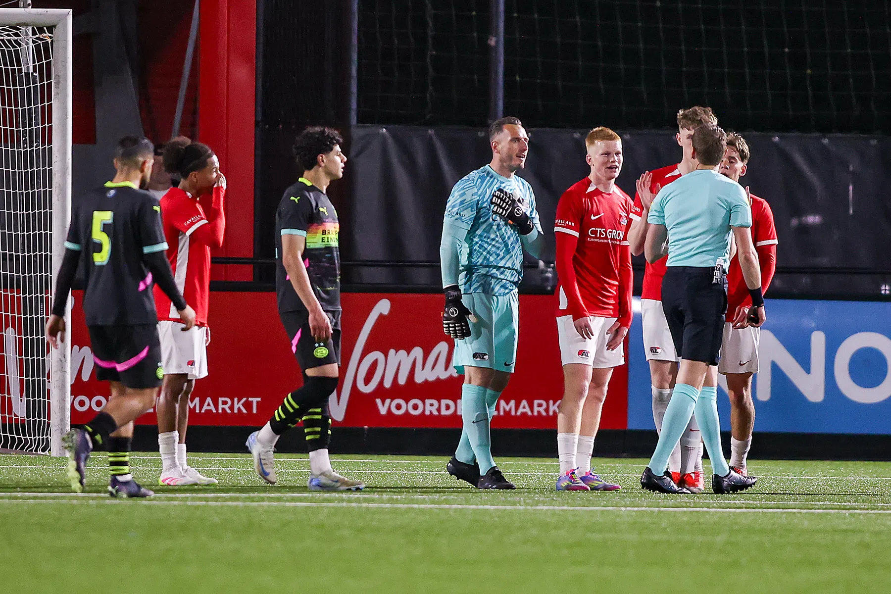 Absurde penalty in de KKD: Babadi pakt cadeautje dankbaar uit