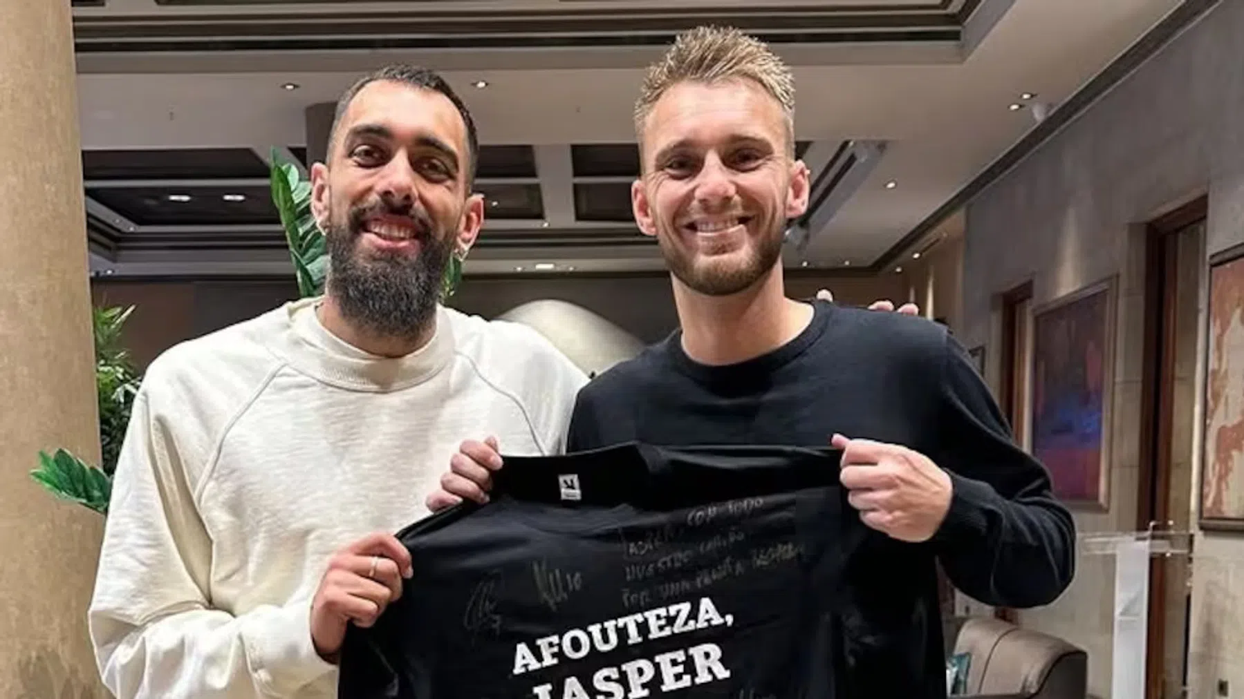 Cillessen verlaat na week het ziekenhuis met presentje van 'dader' Borja Iglesias