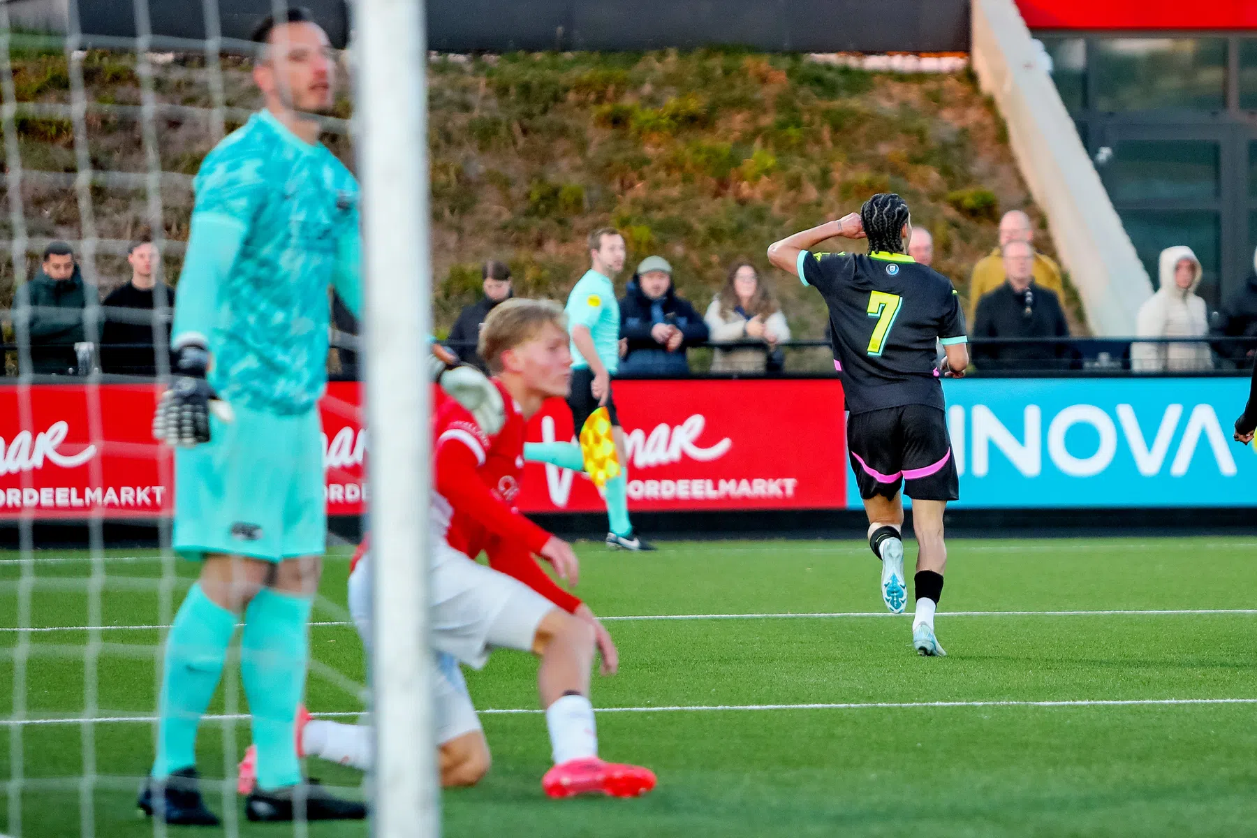 Verbazing over pingel Jong PSV: 'Hij sprong op en deed alsof hij heel veel pijn had'
