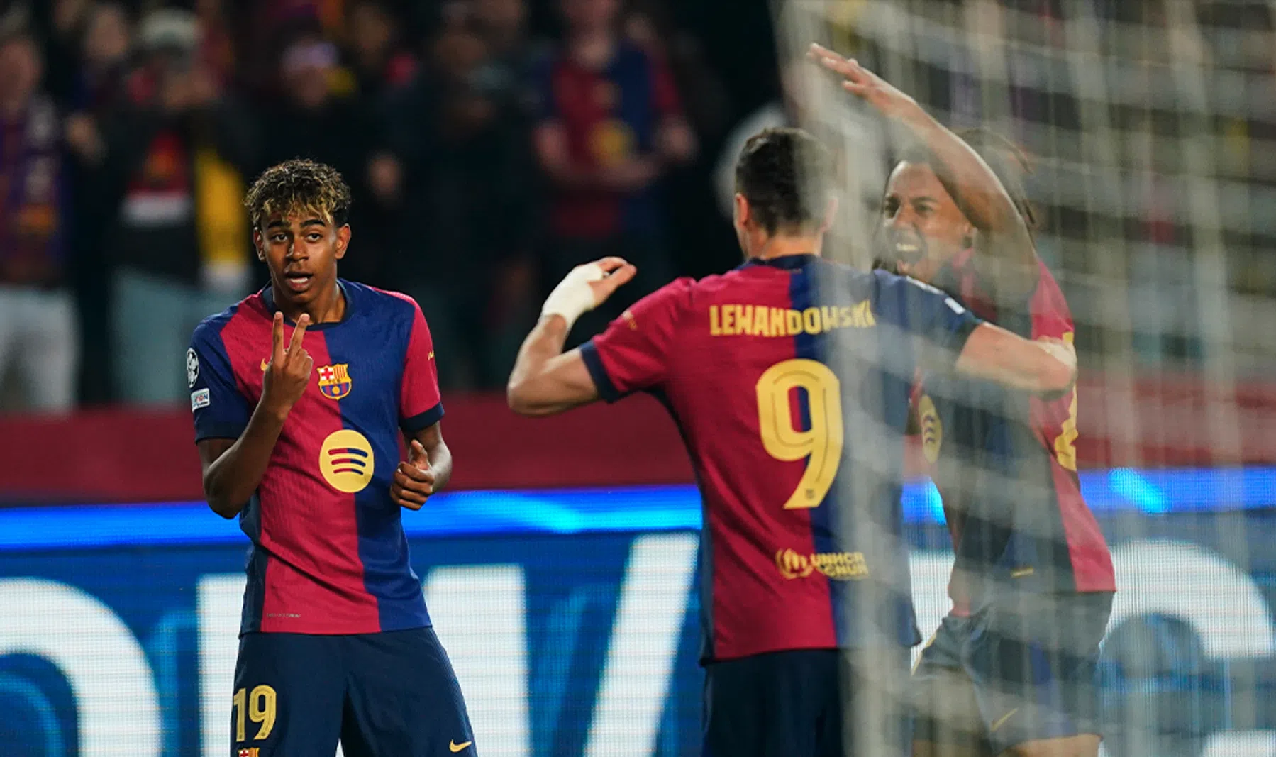 Barcelona kleineert Dortmund en staat met anderhalf been in halve eindstrijd 