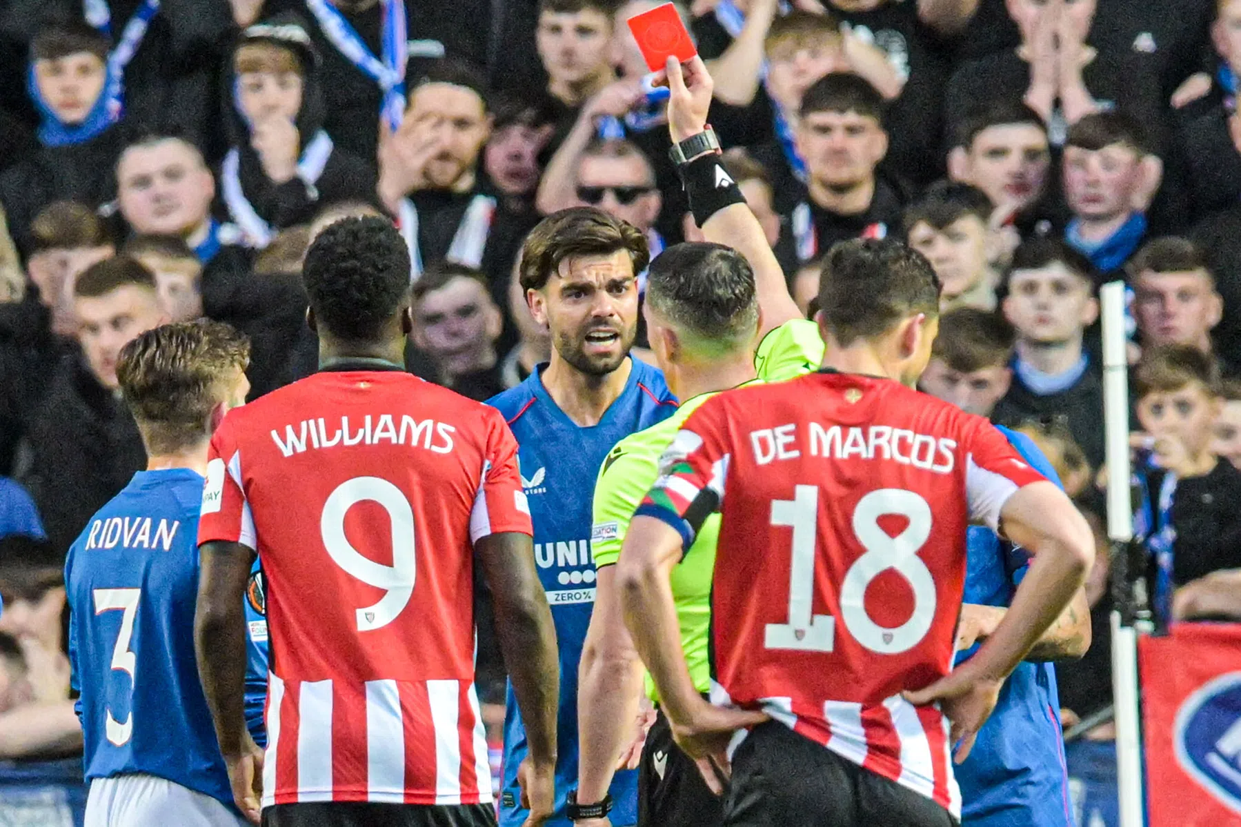 Scorende Zirkzee helpt blunderende Onana, Pröpper pakt na kwartier rood