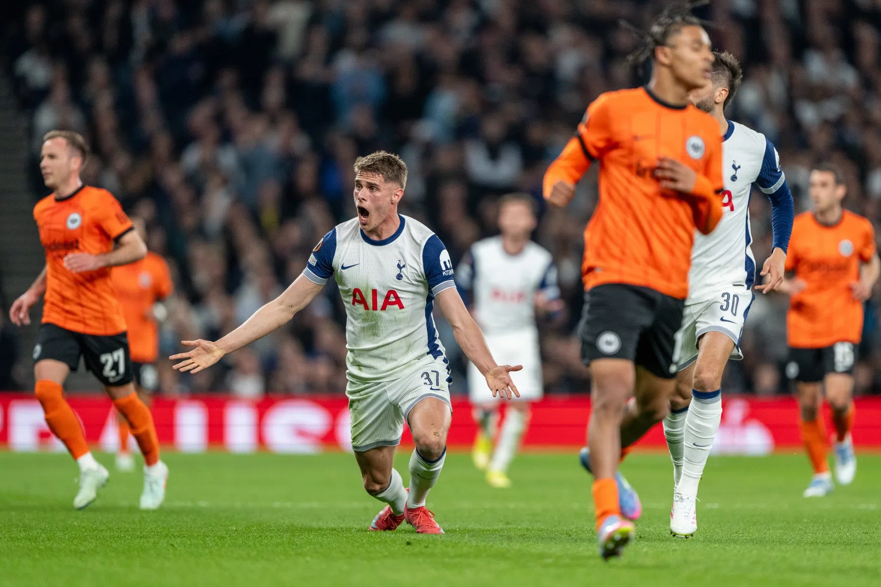 Postecoglou richt zich tot voetbalgoden na gemiste kans Van de Ven