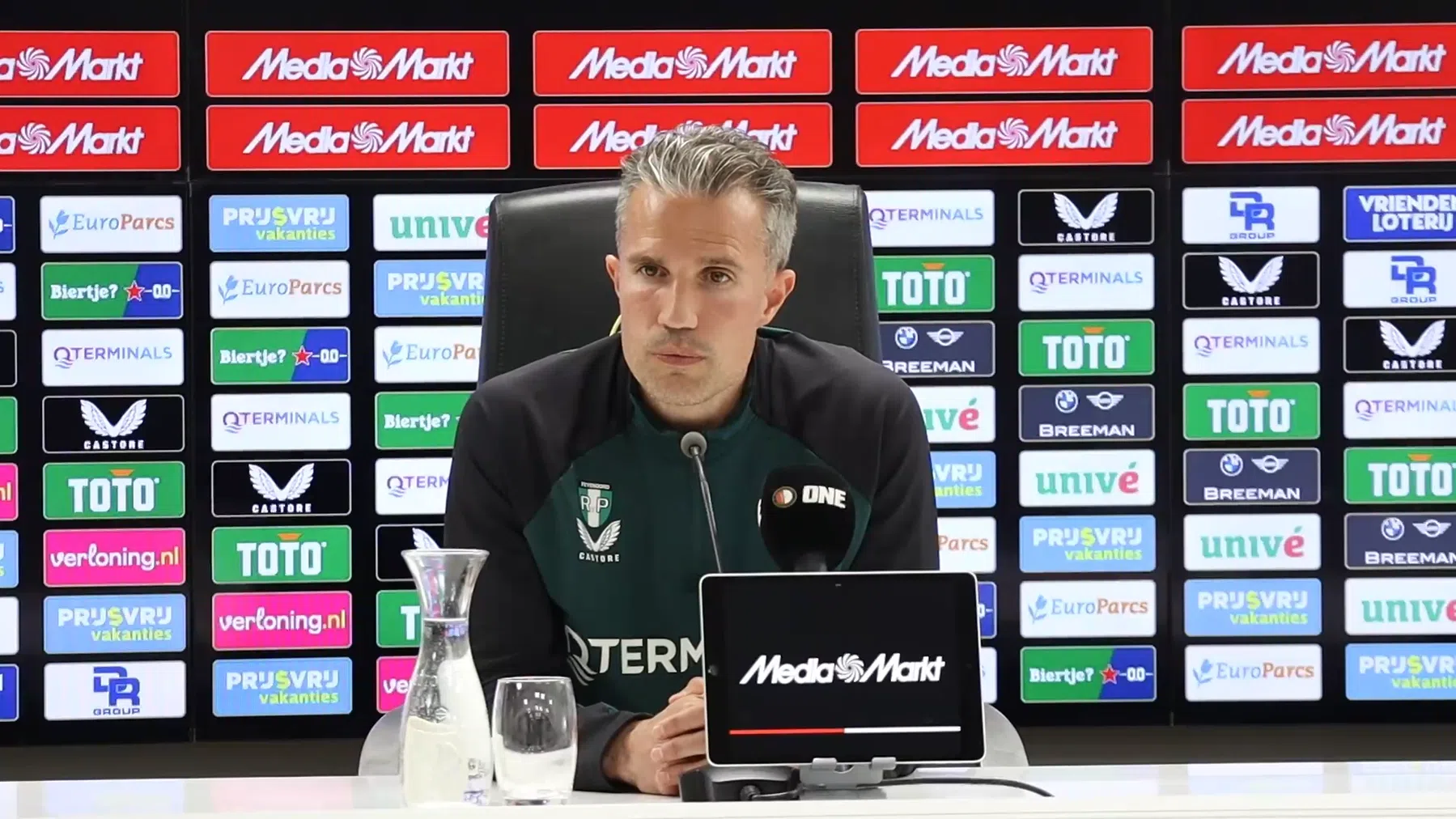 Mobieltjesbeleid onderdeel van nieuwe werkwijze Van Persie bij Feyenoord
