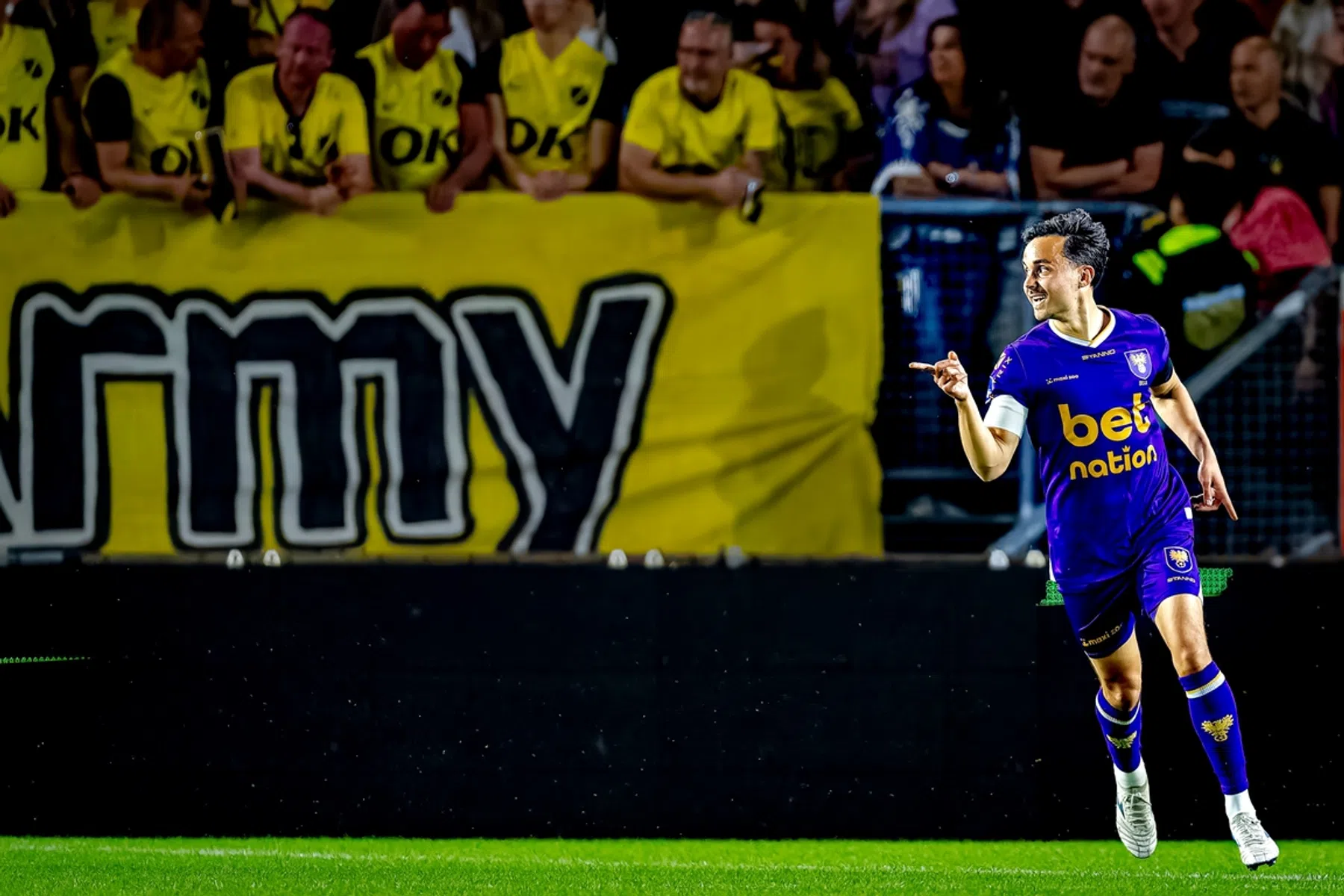 Spelers Go Ahead knepen hem na rood Kooij: 'Smekend naar de scheidsrechter'