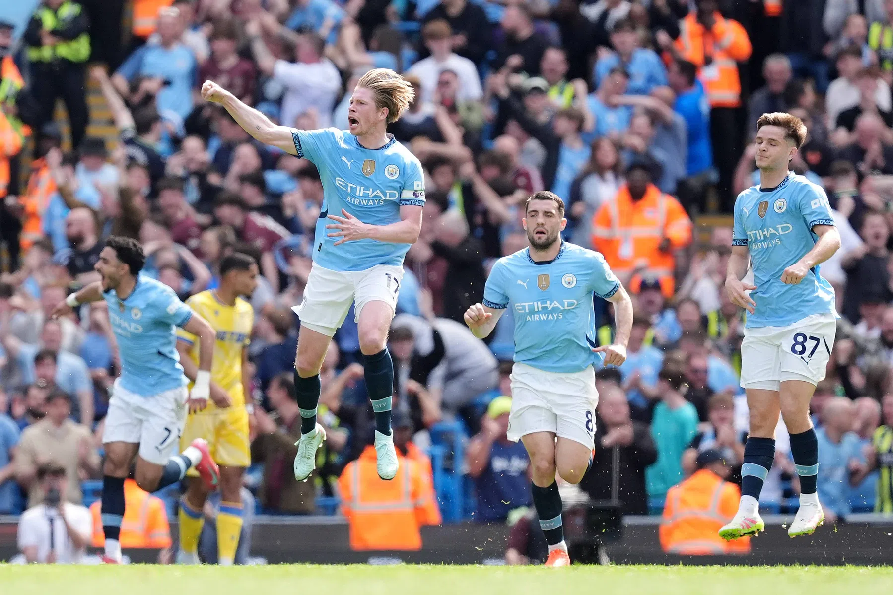 Vertrekkende De Bruyne inspireert City tot comeback tegen Palace